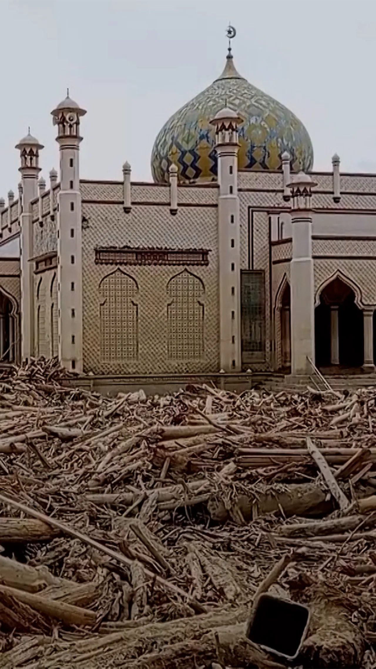 Kayu besar, puing-puing dan lumpur menutupi halaman Masjid di Aceh