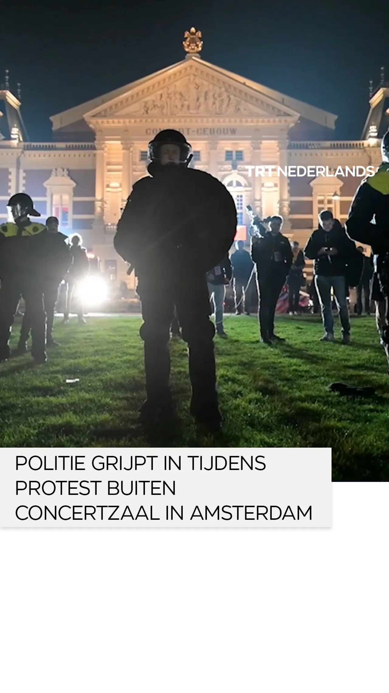 Politie grijpt in tijdens protest buiten concertzaal in Amsterdam