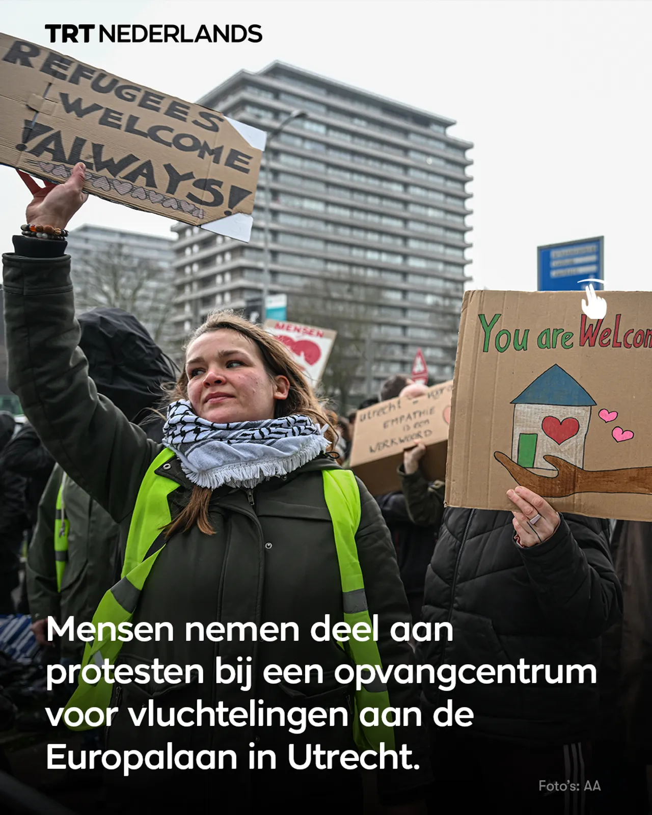 Voor- en tegen-asielprotesten naast een AZC trekken de politie in Utrecht