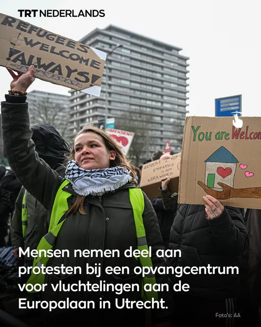 Voor- en tegen-asielprotesten naast een AZC trekken de politie in Utrecht