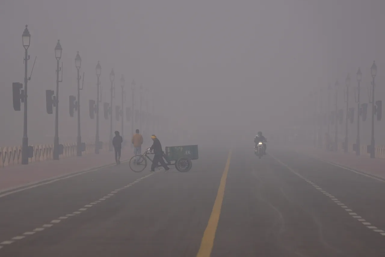 दिल्ली की वायु गुणवत्ता गंभीर स्तर पर पहुंच गई है, भारतीय अधिकारी धुंध को रोकने के लिए प्रयासरत हैं।