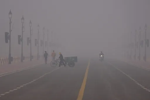 दिल्ली की वायु गुणवत्ता गंभीर स्तर पर पहुंच गई है, भारतीय अधिकारी धुंध को रोकने के लिए प्रयासरत हैं।