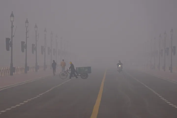 दिल्ली की वायु गुणवत्ता गंभीर स्तर पर पहुंच गई है, भारतीय अधिकारी धुंध को रोकने के लिए प्रयासरत हैं।