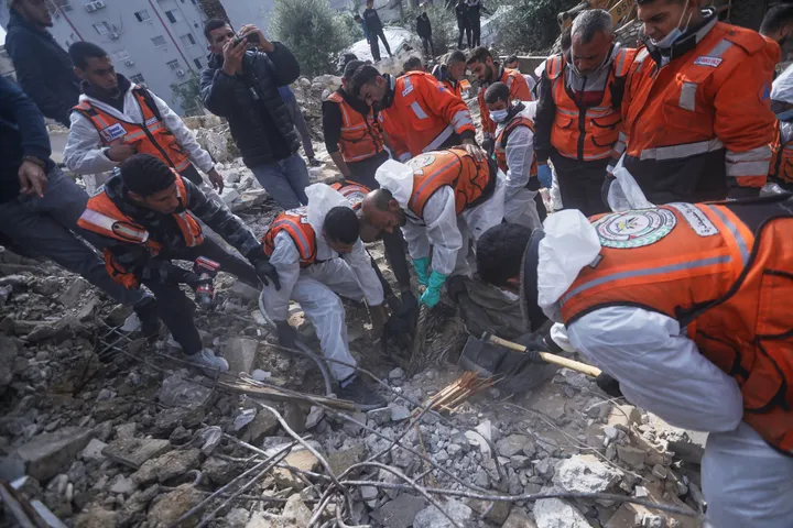 Sin combustible ni equipos, la Defensa Civil de Gaza suspende su respuesta de emergencia