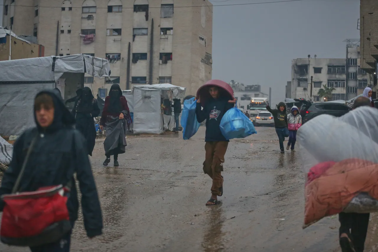 الاحتلال يجدد غاراته على غزة وأمطار غزيرة تغرق آلافاً من خيام النازحين