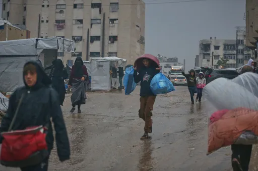 الاحتلال يجدد غاراته على غزة وأمطار غزيرة تغرق آلافاً من خيام النازحين