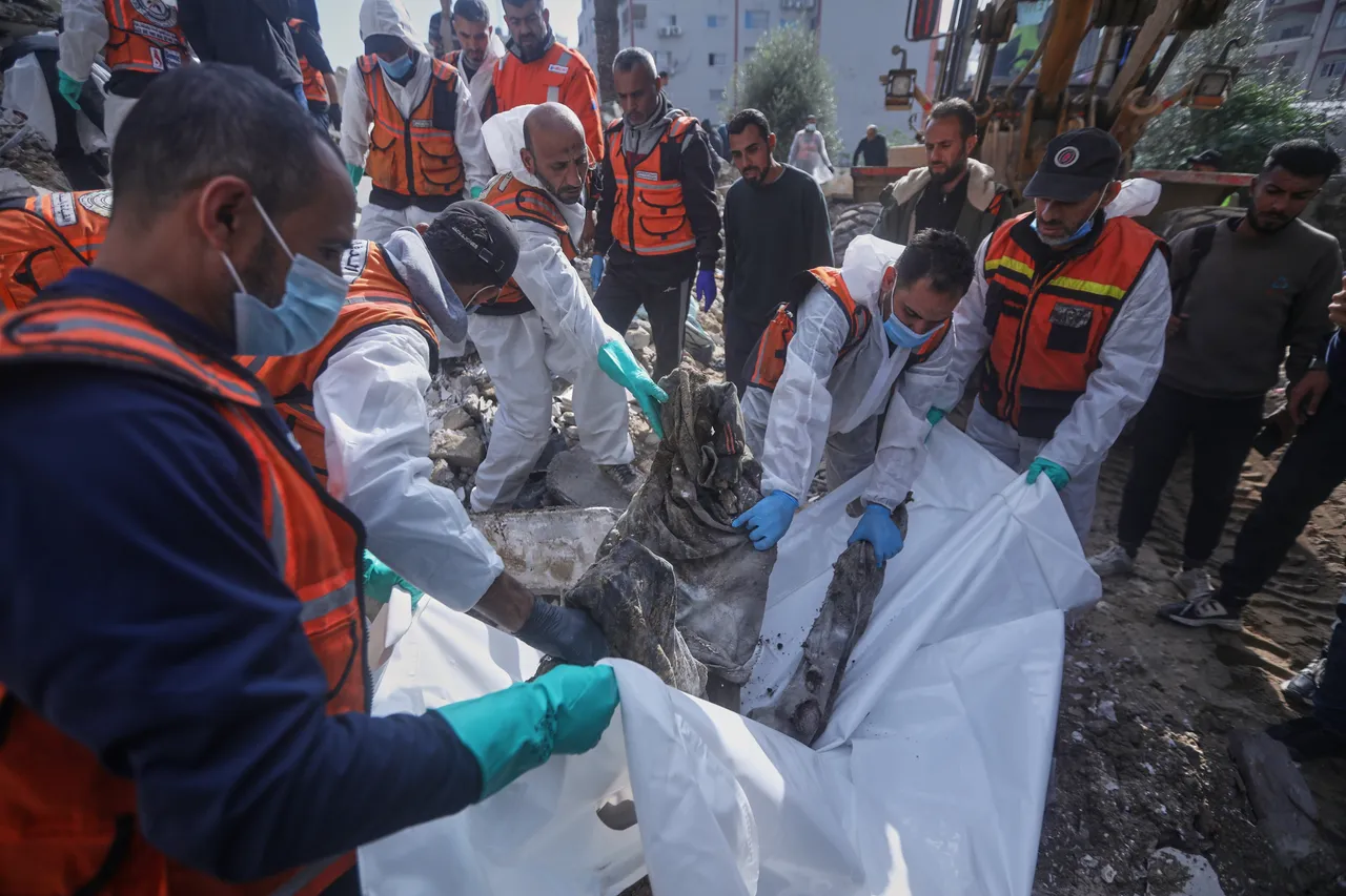 ガザの瓦礫から新たに約100人の遺体を収容