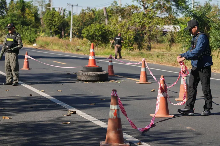 مقتل 12 شخصاً ونزوح مئات الآلاف جراء تجدد الاشتباكات بين كمبوديا وتايلاند