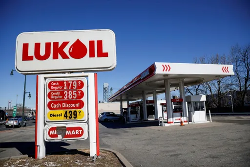 Russische olie stroomt nog volop Benelux binnen via achterdeur; toekomst Lukoil-stations onzeker