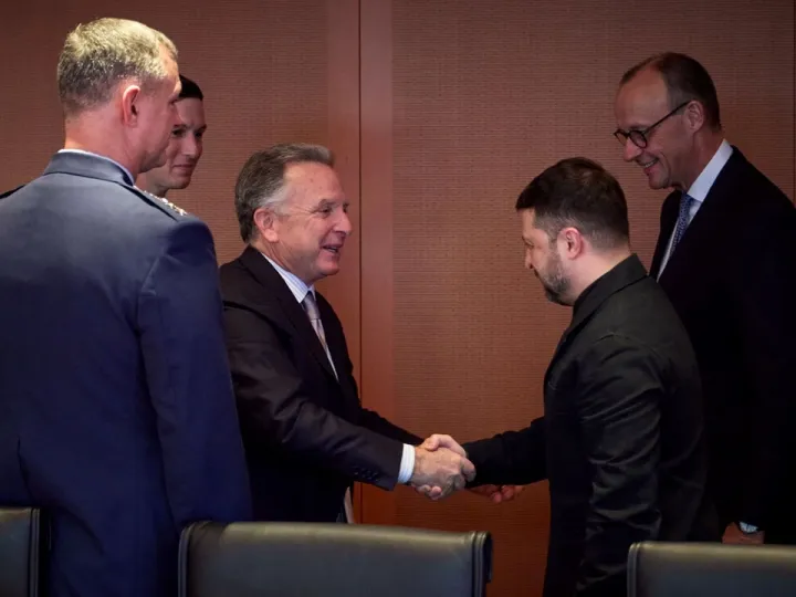 EUA e Ucrânia discutem agendas de paz e economia em reunião de 5 horas em Berlim