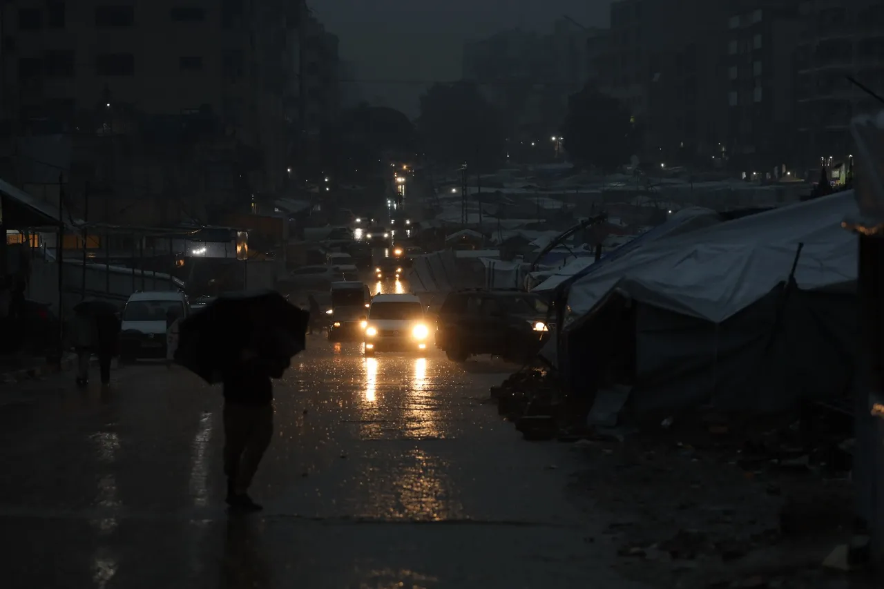 Shirat e rrëmbyeshëm përmbytin spitalin e Gazës, rrëmbejnë tendat e palestinezëve të zhvendosur