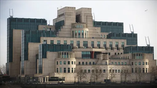 Rusia teston Perëndimin në prag të luftës, thotë kreu i inteligjencës britanike