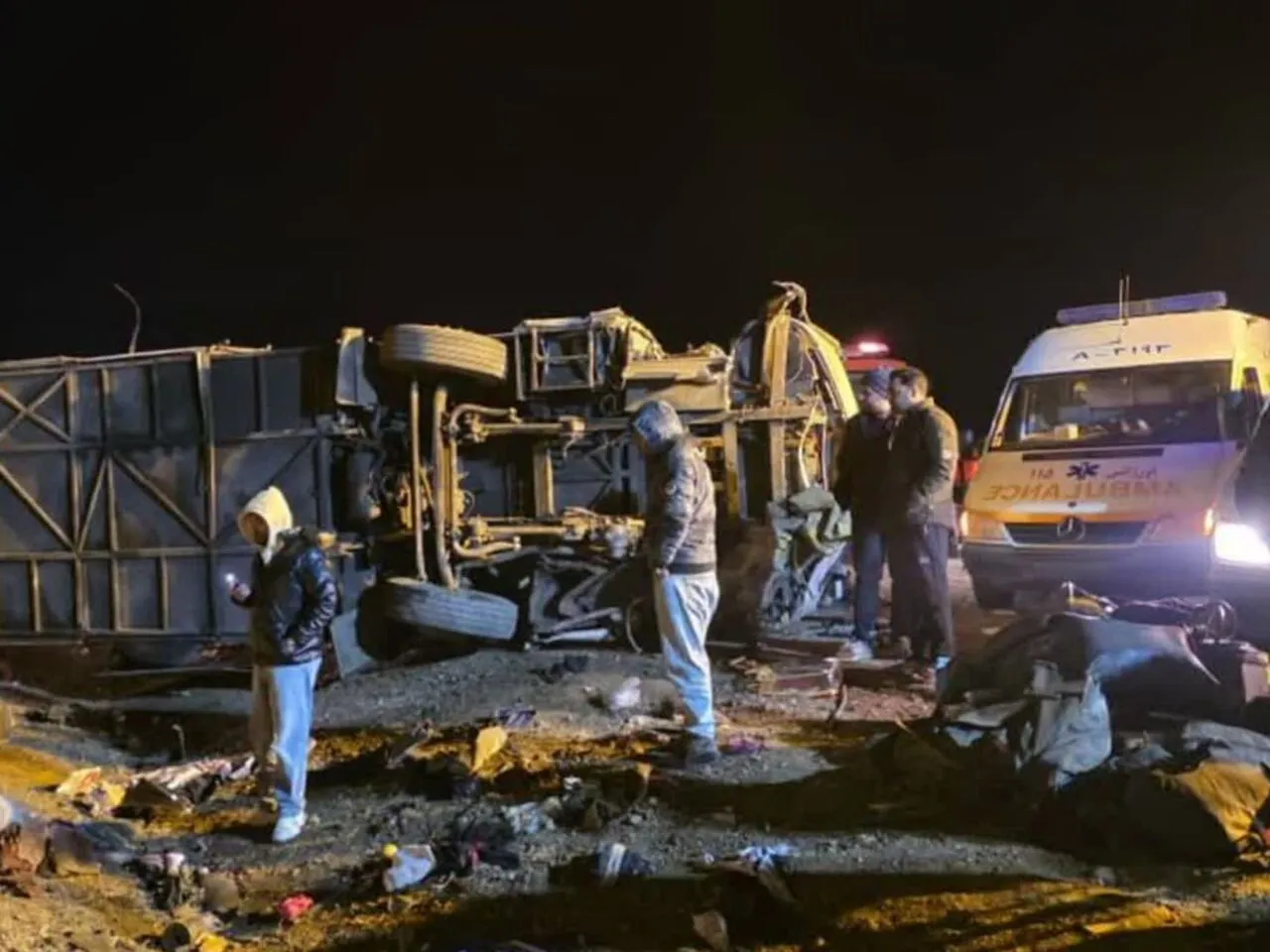 مصرع 13 راكباً وإصابة آخرين في حادث حافلة بوسط إيران