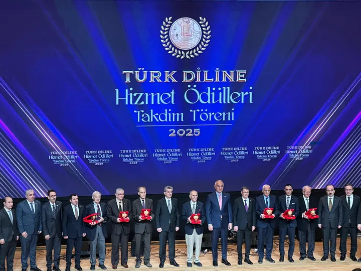 2025 Türk diline hyzmat baýraklary eýelerine gowşuryldy