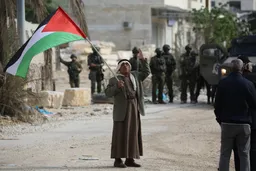 ئەنگلىيە يېڭى قانۇنسىز كۆچمەنلەر ئولتۇراق رايونلىرى پىلانىنىڭ تەستىقلىنىشىنى ئەيىبلىدى