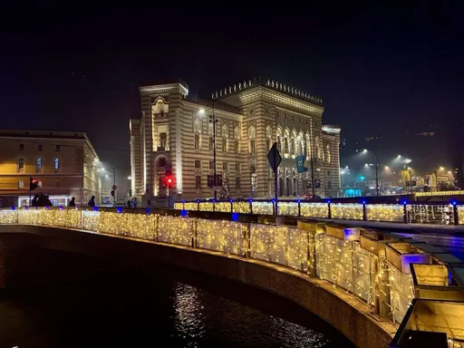 Grad Sarajevo osvijetlio mostove i gradske simbole u susret praznicima