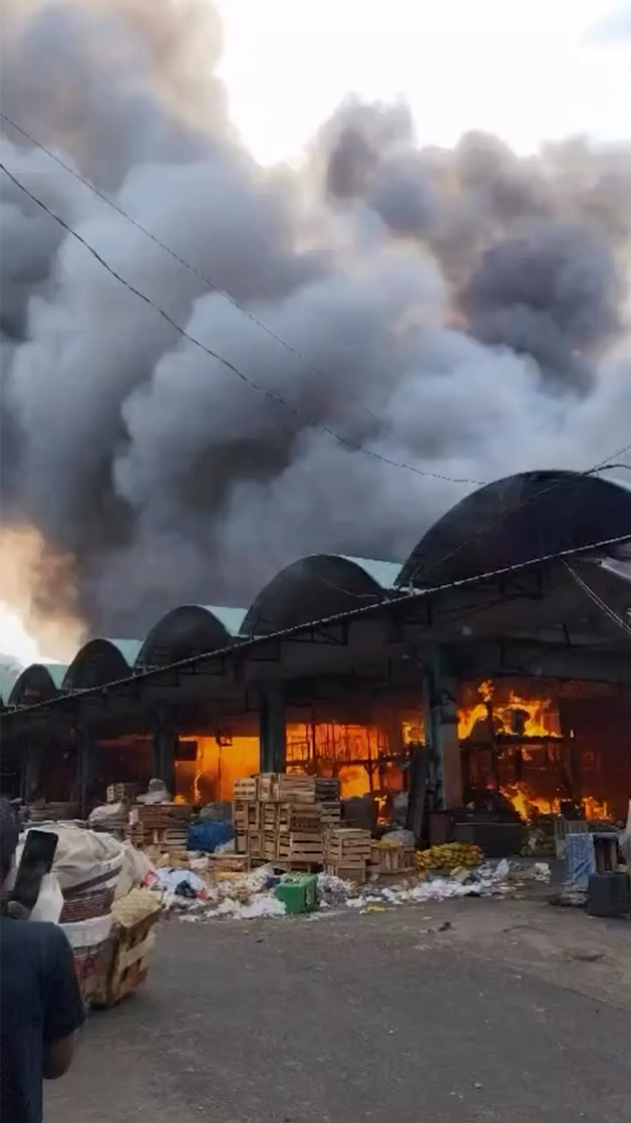 Ratusan kios Pasar Induk Kramat Jati hangus terbakar