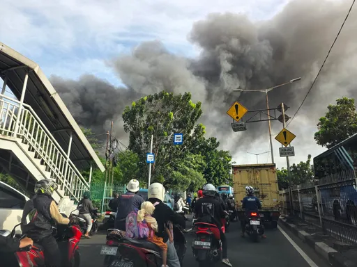 350 kios Pasar Induk Kramat Jati hangus terbakar, diduga akibat korsleting listrik