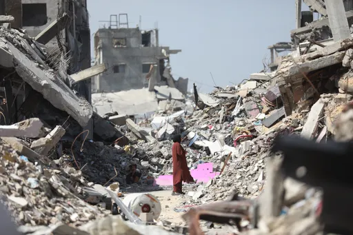 انتشال 30 جثماناً من أصل 60 لعائلة دمر الاحتلال منزلها خلال حرب الإبادة في غزة