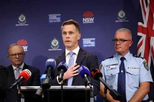 Negara bagian Australia akan sahkan UU darurat senjata api, pemakaman korban serangan Bondi dimulai