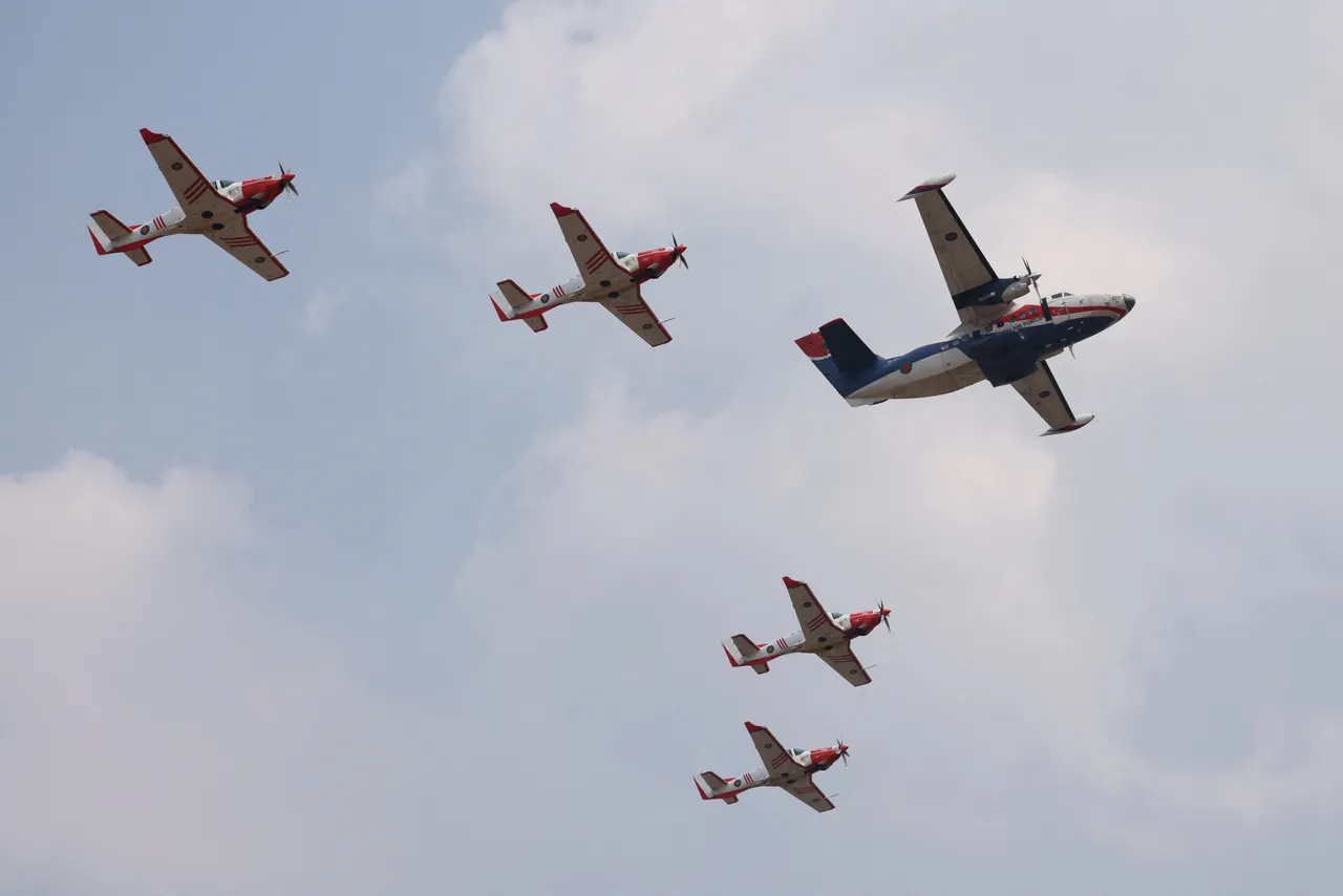 बांग्लादेश ने स्थानीय स्तर पर ड्रोन बनाने के लिए चीन के साथ रक्षा समझौता किया।