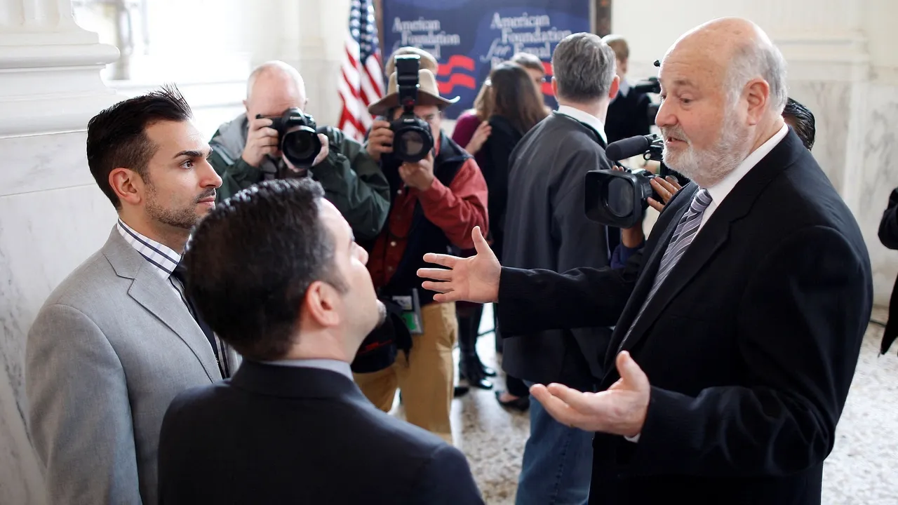 Filho do icónico realizador Rob Reiner detido após mortes do cineasta e da sua esposa