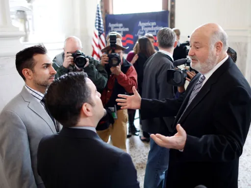 Filho do icónico realizador Rob Reiner detido após mortes do cineasta e da sua esposa