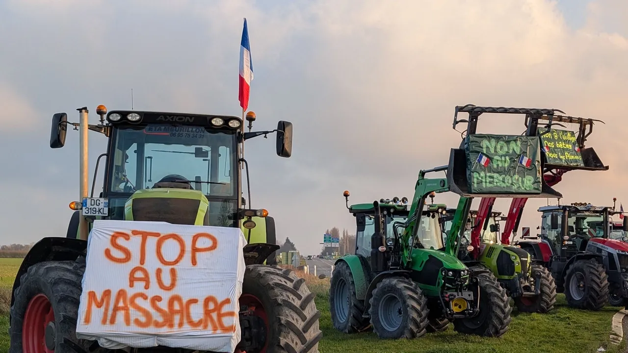 Agricultores bloqueiam várias auto-estradas em França em ações de protesto