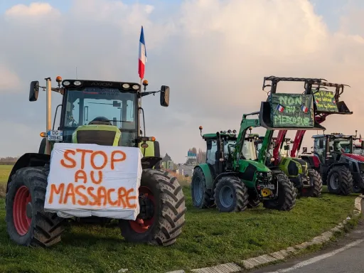 Agricultores bloqueiam várias auto-estradas em França em ações de protesto
