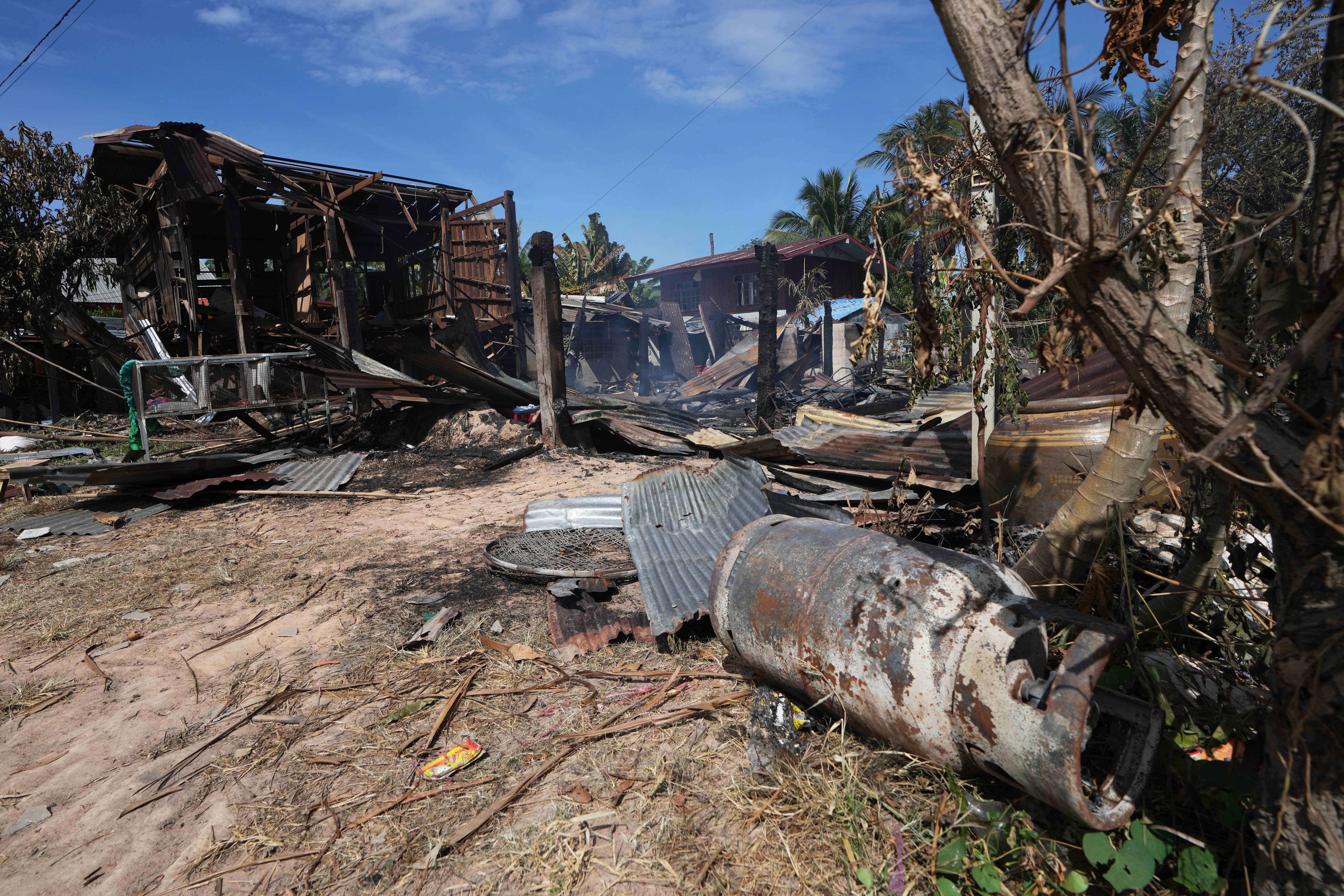 カンボジア、タイがF-16戦闘機で国境地帯に空爆を行ったと発表 - TRT