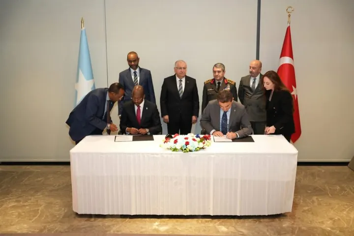 Dawladda Soomaaliya iyo shirkadda OYAK oo kala saxiixday heshiis lagu horumarinayo kalluumeysiga