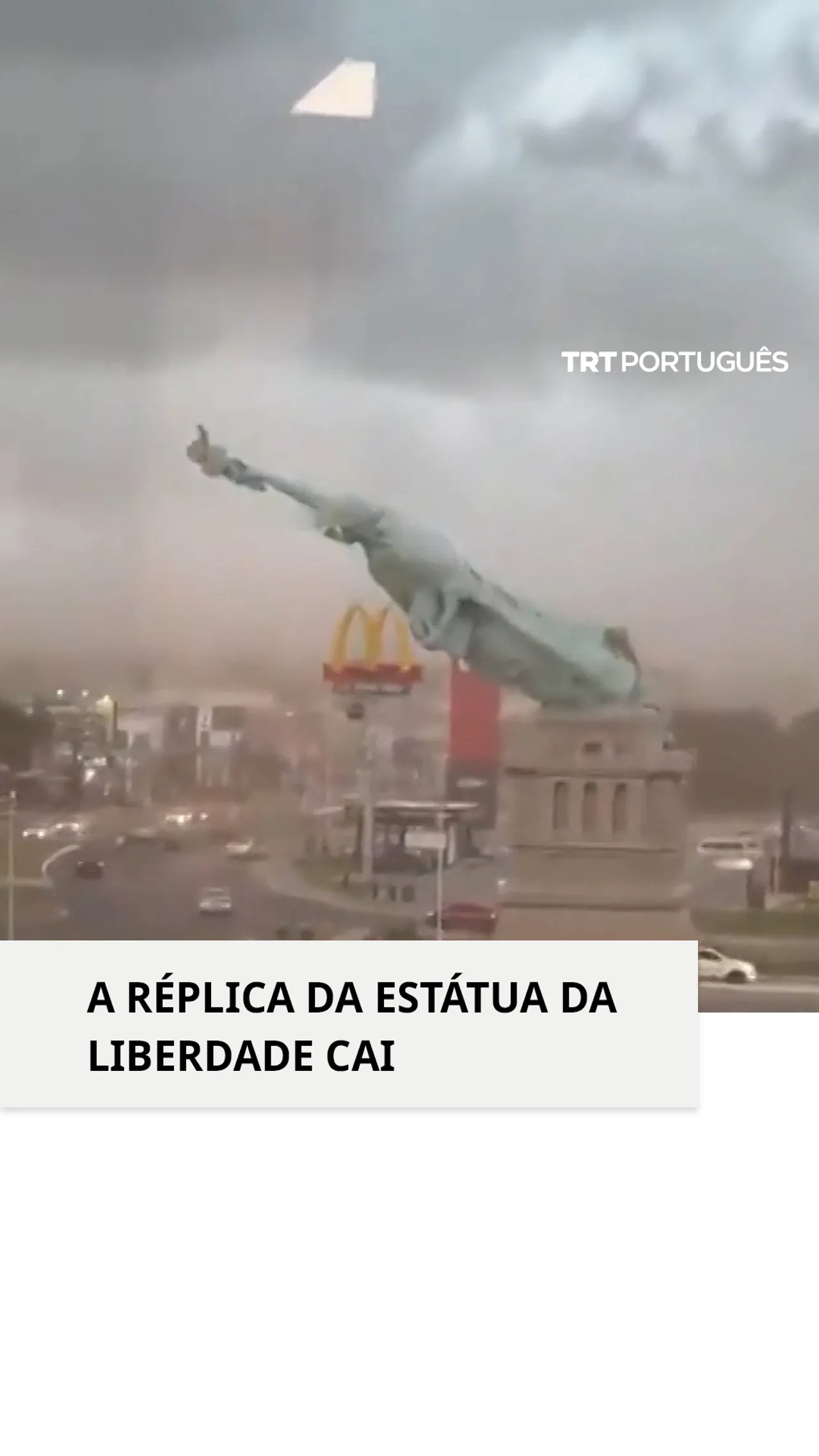 Ventos fortes derrubam a réplica da Estátua da Liberdade no Brasil