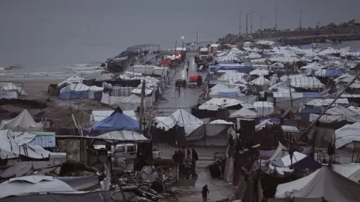 الاحتلال يفرج عن 11 أسيراً من غزة ويقصف مناطق بالقطاع.. والطقس يتسبب باستشهاد 17 فلسطينياً