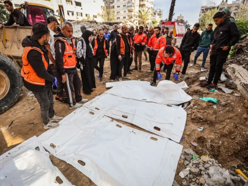 Corpos de 30 membros de uma família palestiniana recuperados dos escombros na Cidade de Gaza