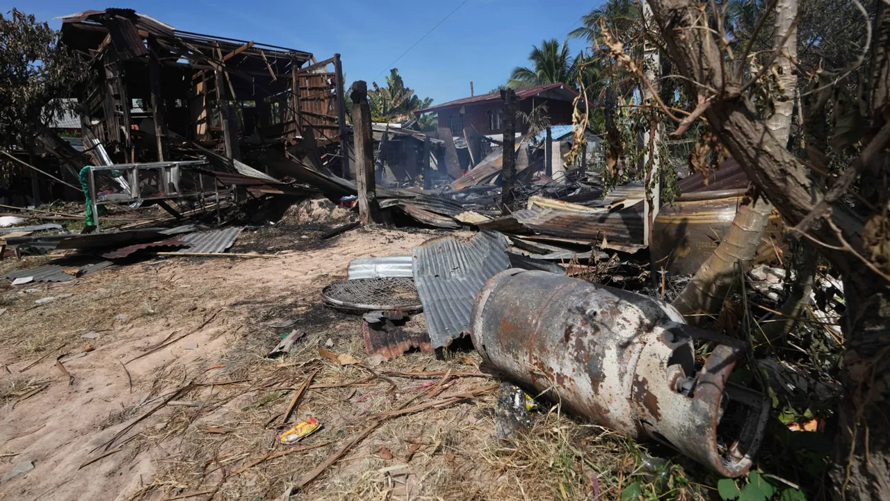 17 قتيلاً ونزوح مئات الآلاف جراء الاشتباكات الحدودية بين كمبوديا وتايلاند