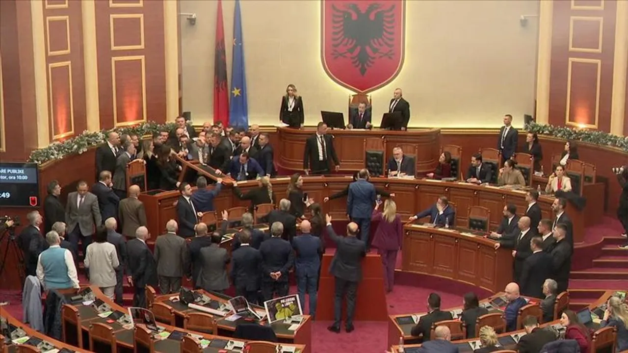 Tensione gjatë seancës plenare të Kuvendit të Shqipërisë