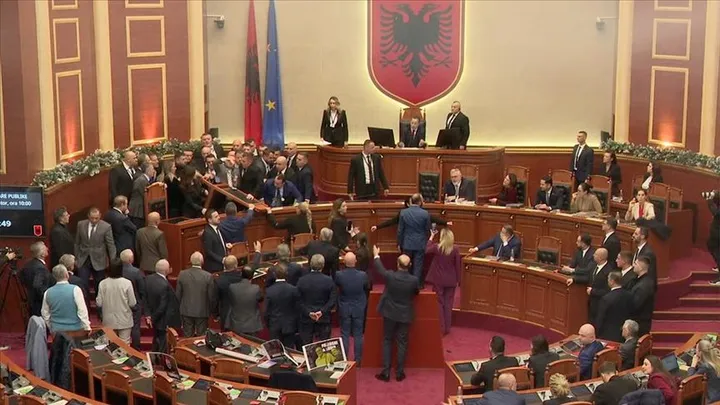 Tensione gjatë seancës plenare të Kuvendit të Shqipërisë