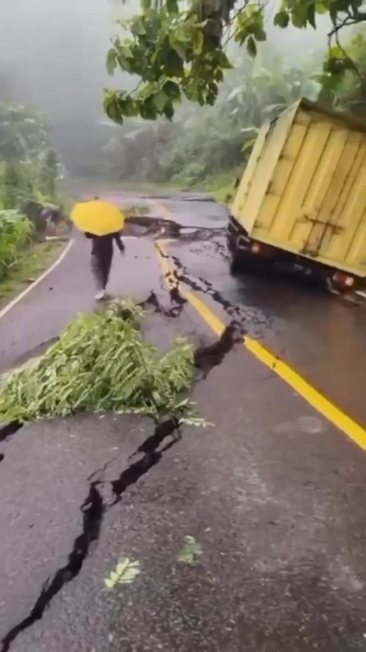 Jalan ambles akibat pergerakan tanah lumpuhkan akses di Sukabumi