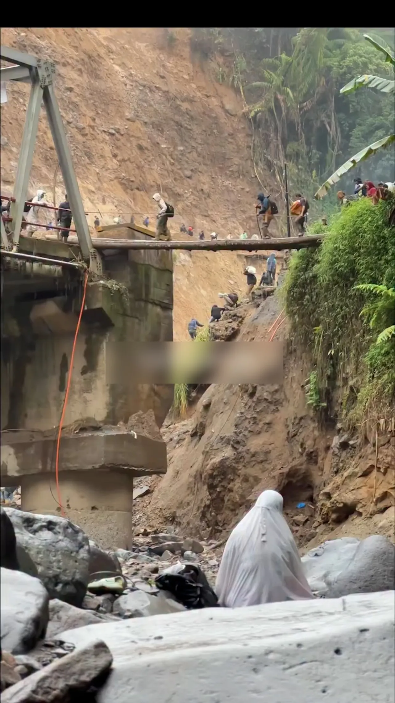Wanita Aceh shalat usai berjalan puluhan km mencari bantuan ketika akses jalan belum pulih