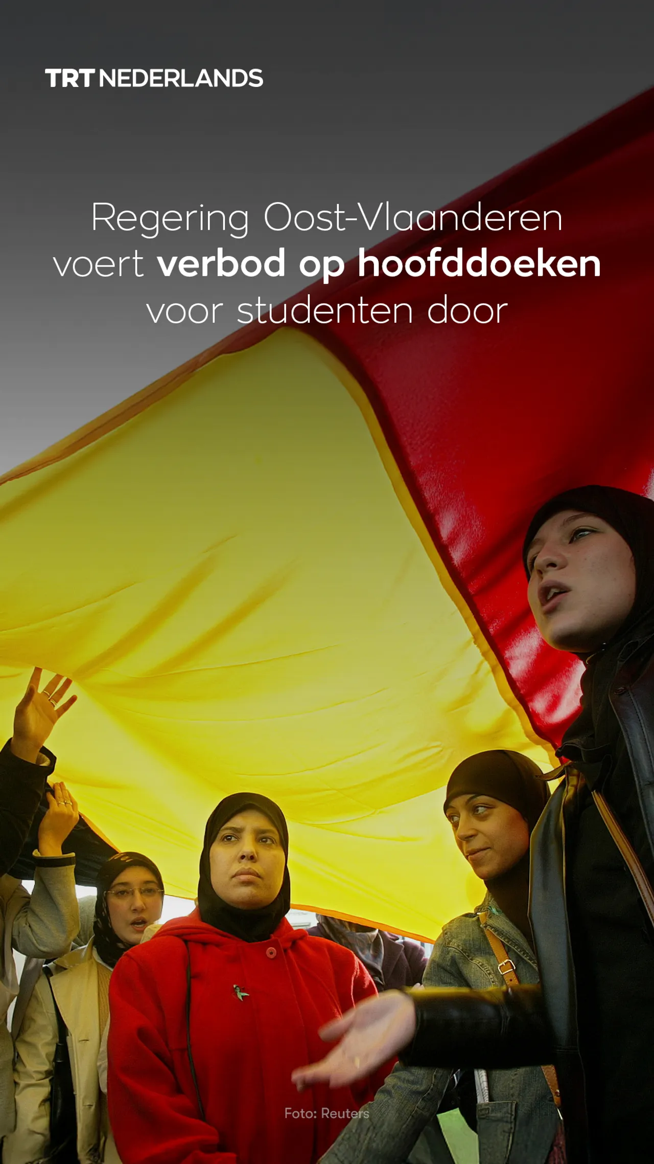 Studenten verzamelden als reactie buiten het provinciehuis en riepen: ‘Mijn hoofddoek, mijn keuze'