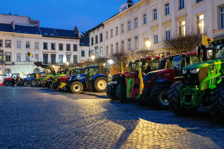 Farmers protest Mercosur free-trade deal in Brussels by blocking roads