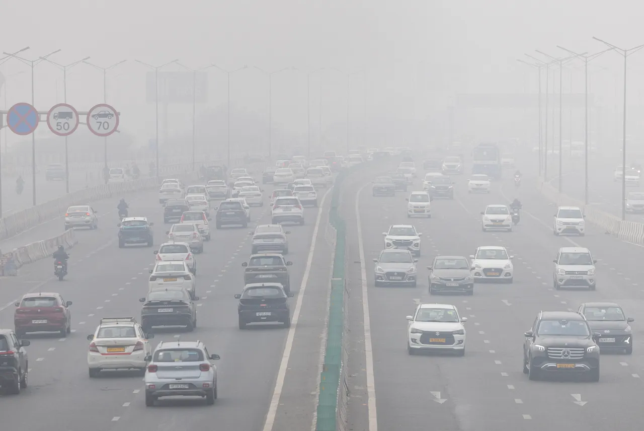 प्रदूषण की बढ़ती समस्या के विरोध में विपक्ष ने प्रदर्शन किया