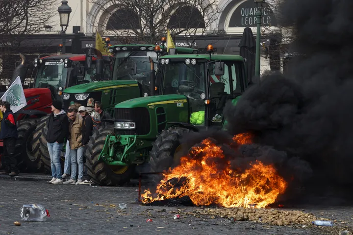 Mercosur: des milliers d’agriculteurs en colère bloquent les rues de Bruxelles
