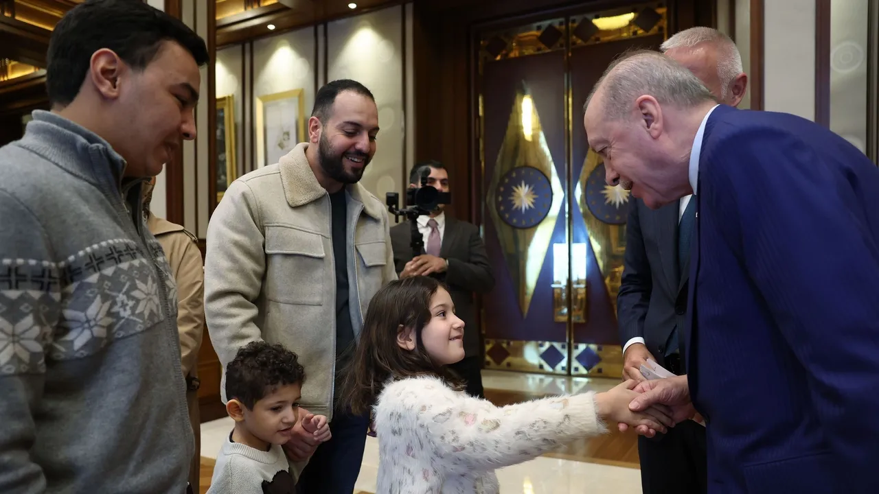 Эрдоган Газадагы Израилдин чабуулунан каза болгон алты жашар Хинд Ражабдын үй-бүлөсү менен жолугушту