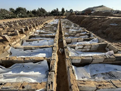 Kufomat e 80 palestinezëve të familjes Salim varrosen në një varr masiv pasi u nxorën nga rrënojat