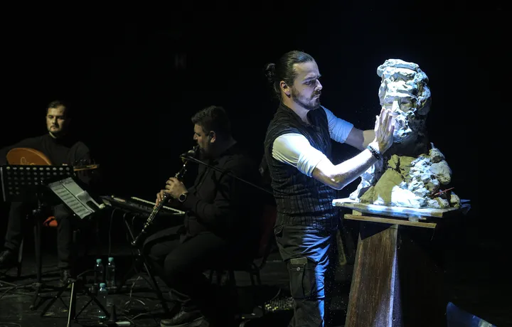 Performans "Triptih" u Sarajevu: Spoj materije, muzike i pokreta