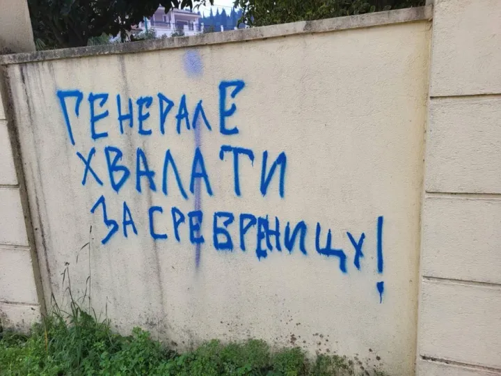 Podgorica: Uhapšen maloljetnik osumnjičen za iscrtavanje grafita na Ambasadi BiH