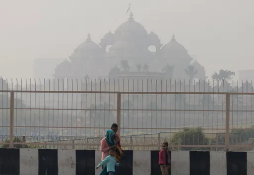 13 दिनों बाद दिल्ली में राहत की सांस ली गई, एक्यूआई में सुधार होकर 'खराब' स्तर पर पहुंच गया।