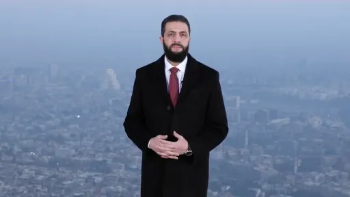 من على جبل قاسيون.. الشرع يهنّئ الشعب السوري برفع العقوبات ويشكر ترمب وقادة تركيا والسعودية وقطر