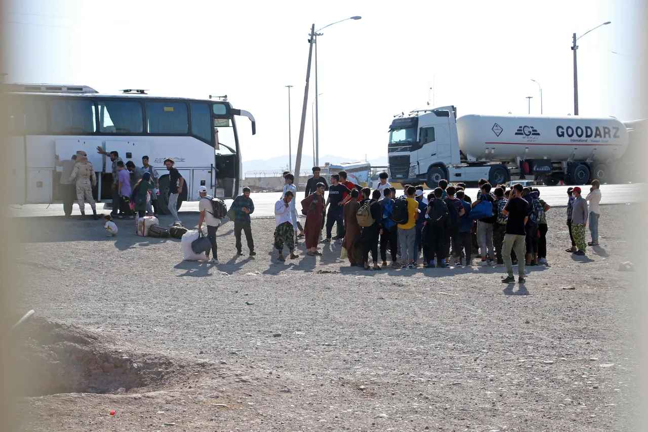 کابل وايي، د ایران سرحدي ساتونکو ۱۰ افغانان چې هڅه یې کوله له پولې څخه تېر شي وژلي دي.